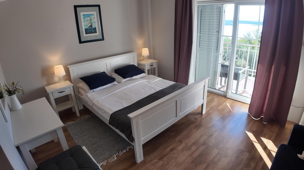 Franciaágy és kilátás a teraszra