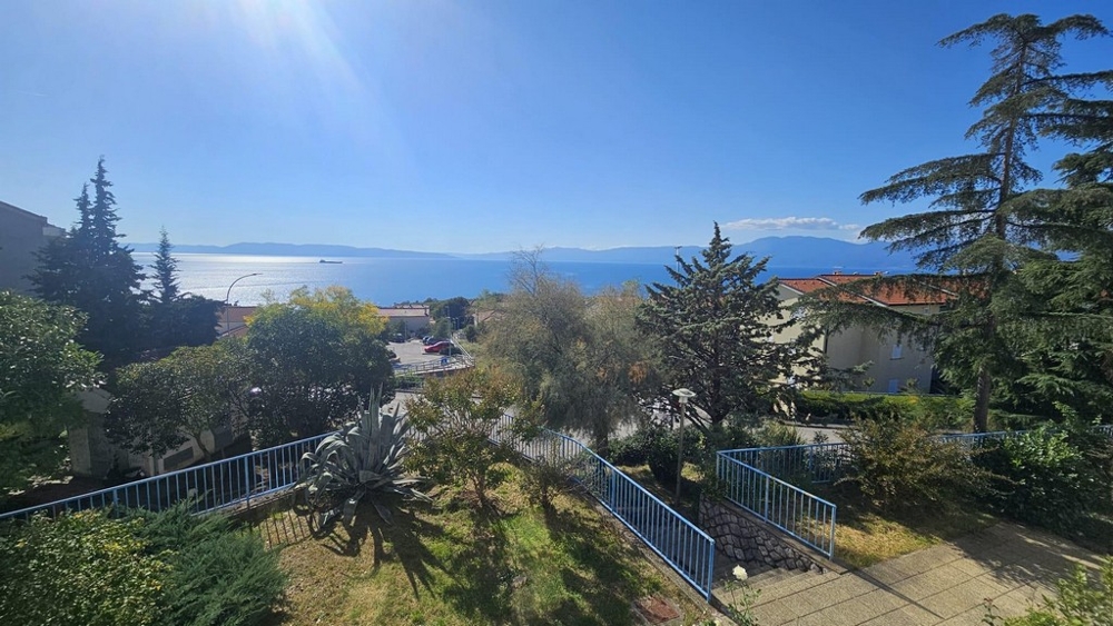 A horvátországi Rijeka közelében eladó A3768-as lakás tengerre néző kilátással.