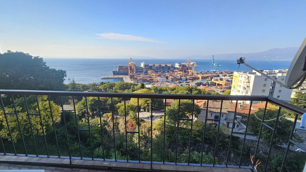 Gyönyörű kilátással a kikötőre és a tengerre lakás eladó Horvátországban.