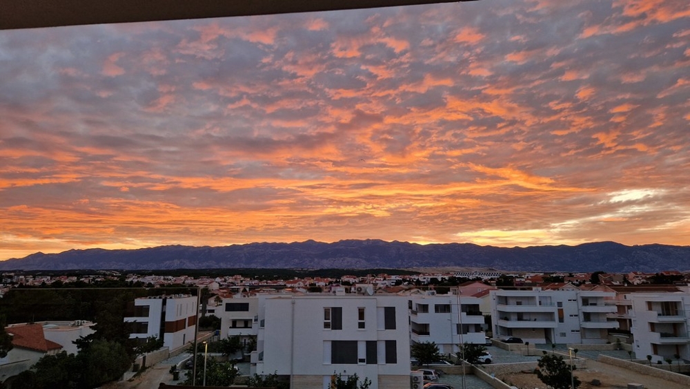 Esti hangulat Novalja felett, kilátással a Velebit-hegységre