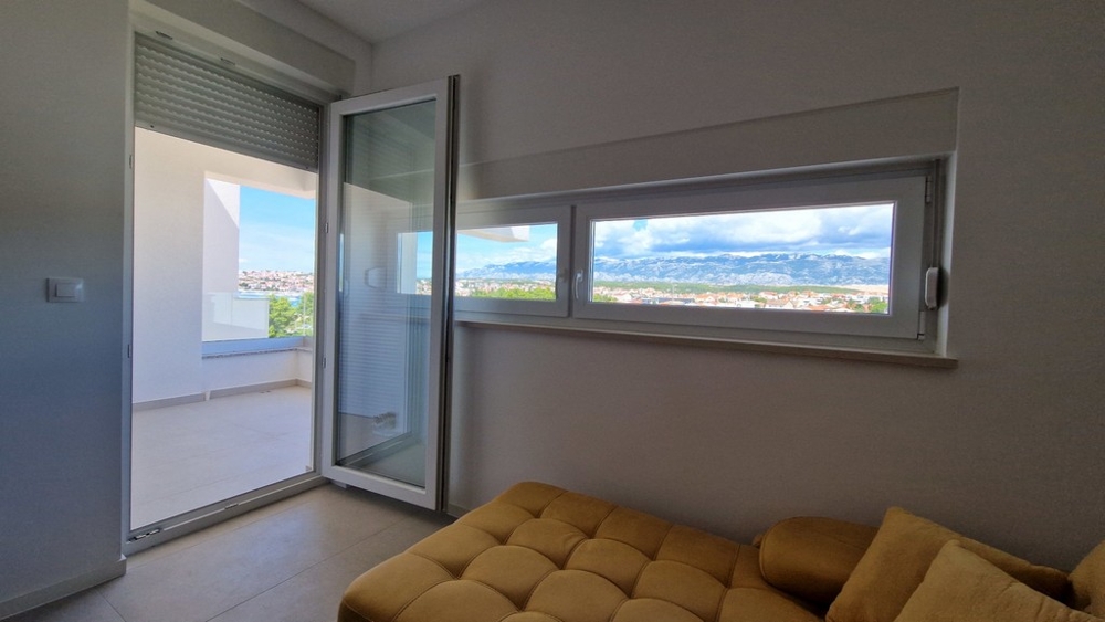 Ablak elöl, kilátással a városra és a hegyekre