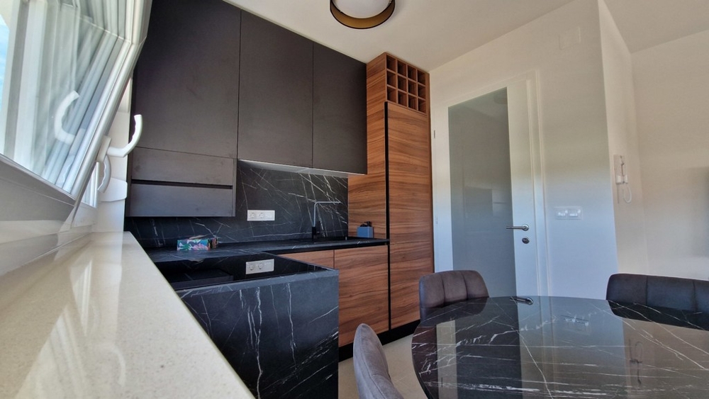 Modern konyha sötét kivitelben, fa elemekkel