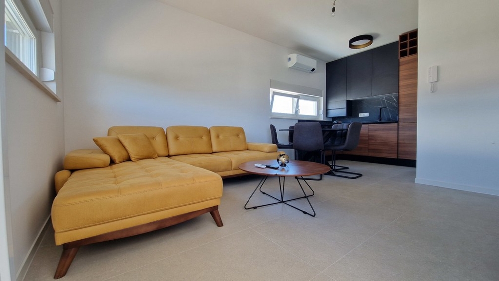 Nappali sárga kanapéval és étkezővel