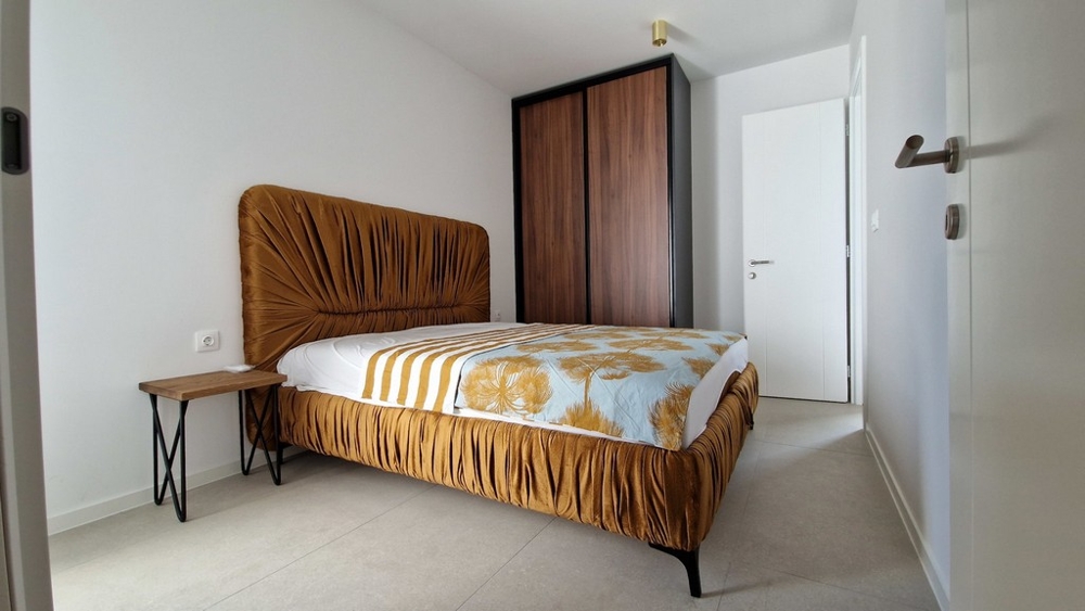 Hálószoba arany ággyal és gardróbbal