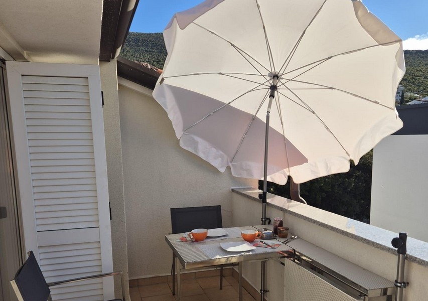 Legfelső emeleti lakás eladó.