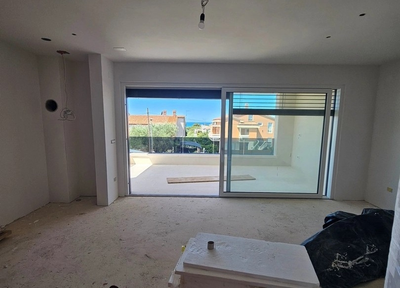 Kilátás a nappaliból a teraszra és a tengerre.