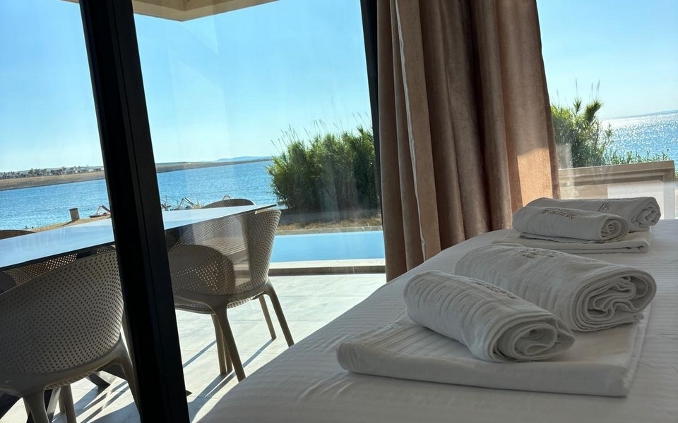 Hálószoba terasszal és kilátással a tengerre