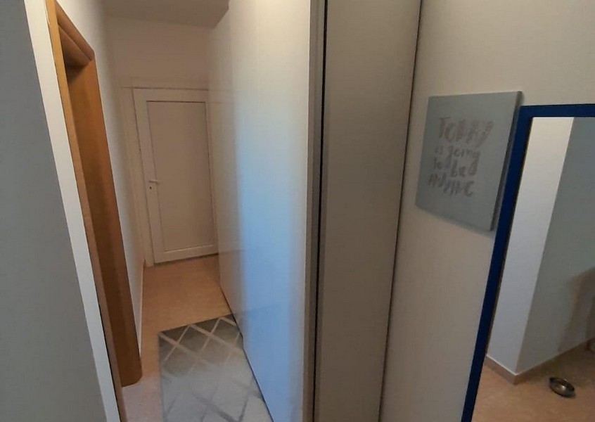 Előszoba beépített szekrénnyel és fali tükörrel