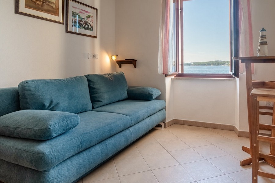 Kanapé a nappaliban, kilátással a tengerre.