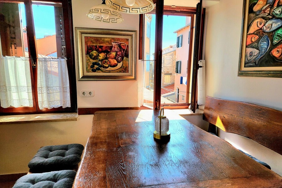 Az étkezőasztalról a horvátországi Rovinj városközpontjára nyílik kilátás