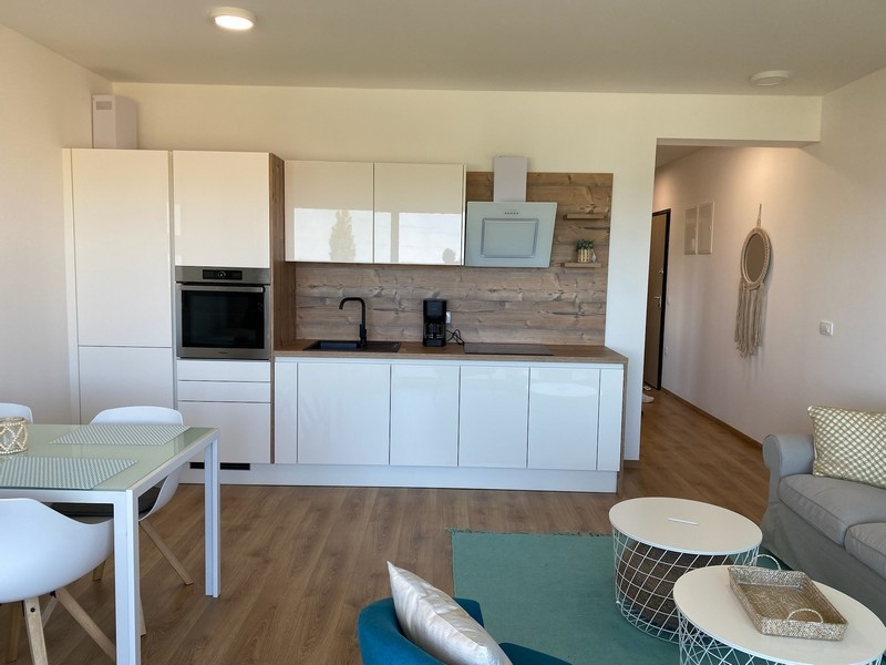 Kilátás a horvátországi A3799-es ingatlan konyhájára és étkezőjére.