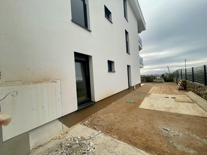 Földszinti lakás új építésű Omisaljon – az épület külső képe