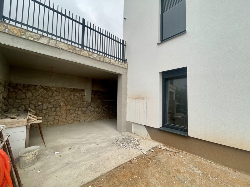 Földszinti lakás Omisaljon – fedett terület és kert