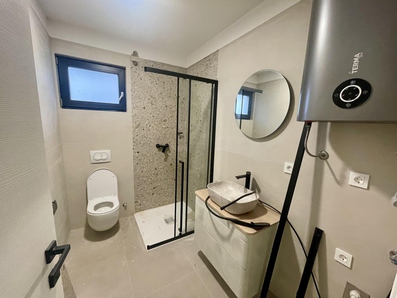 Modern, zuhanyzós fürdőszoba az Omisalj földszinti lakásában