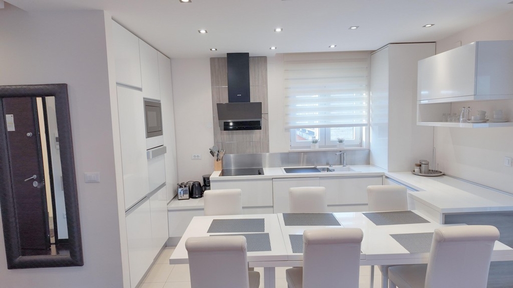 Nyitott, teljesen felszerelt konyha modern stílusban