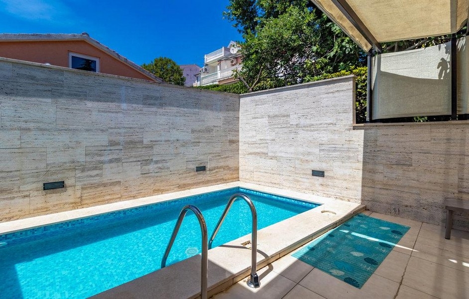 Saját medence az apartmanon kívül