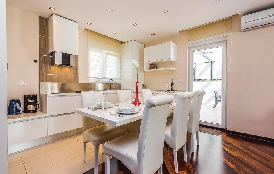 Modern konyha étkezővel és kijárat a teraszra