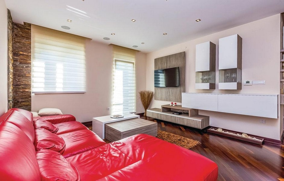 Világos nappali dizájner bútorokkal és parkettával