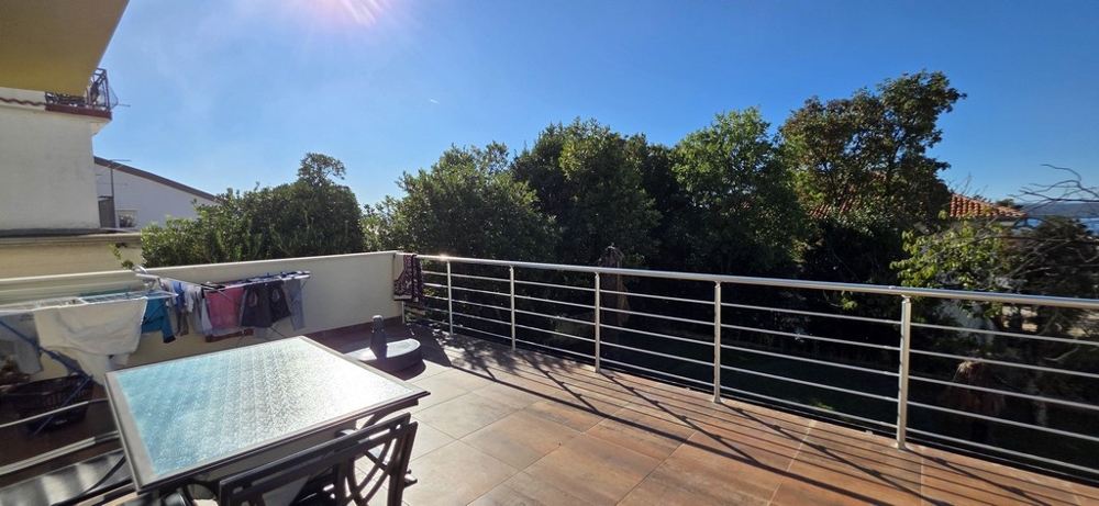 A Crikvenicában eladó A3802-es lakás nagy terasza.