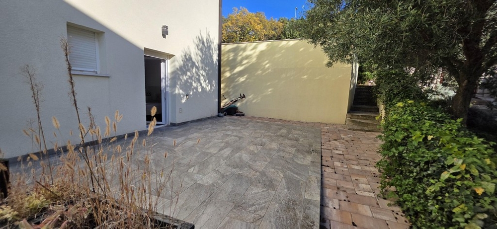 Az A3802-es ingatlan kertje Crikvenica Horvátországban.