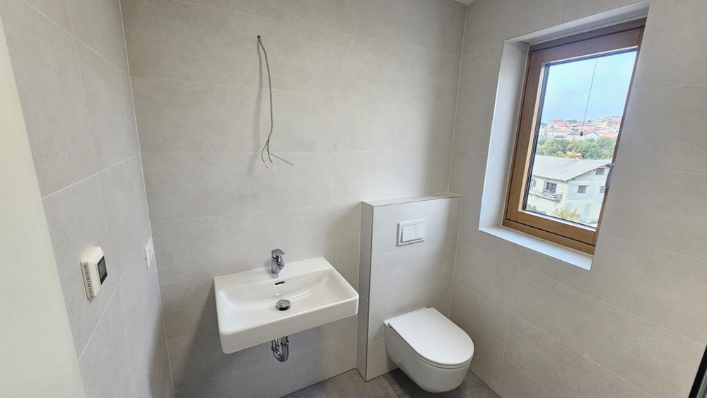 Fürdőszoba ablakkal