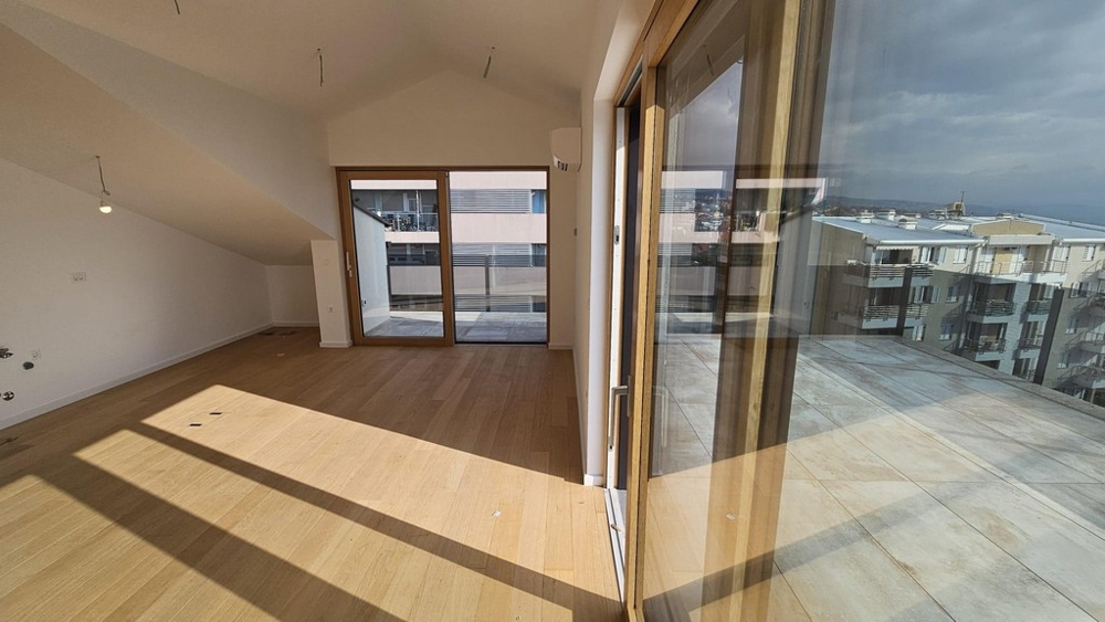 Nappali nagy ablakos előtérrel és terasszal