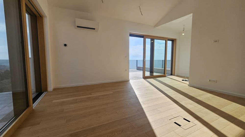 Nappali kijárattal a tengerre néző teraszra