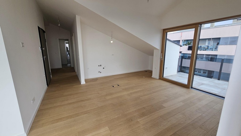 Nappali, kijárattal az erkélyre