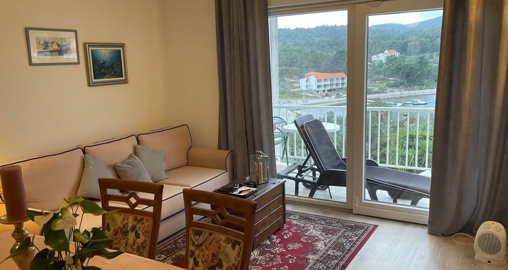 Kilátás a nappaliból a teraszra és a tengerre.