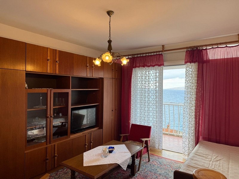 Nappali erkéllyel és kilátással a tengerre