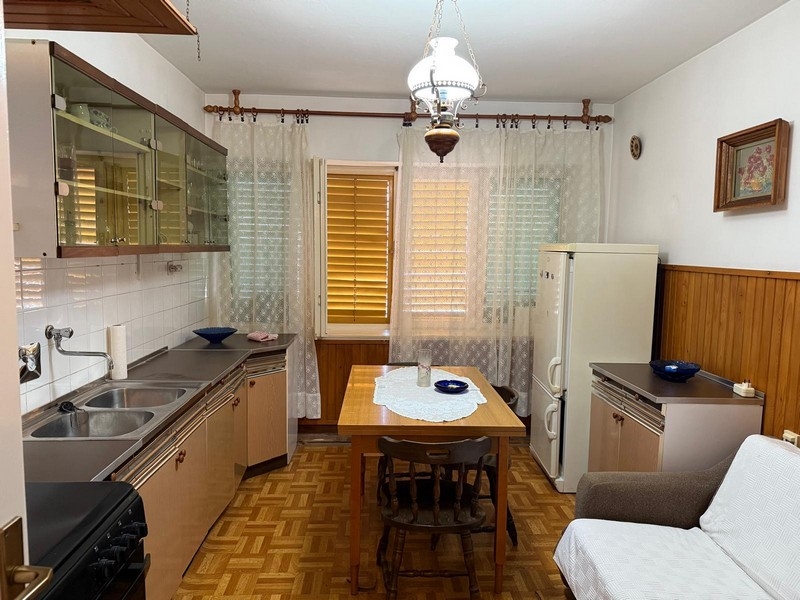 Étkező konyhasarokkal és redőnnyel