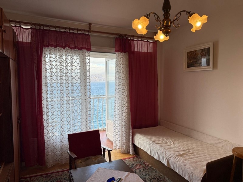 Nappali kijárattal a tenger feletti erkélyre