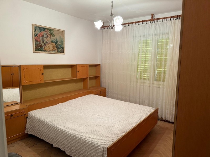 Hálószoba franciaággyal és ablakkal