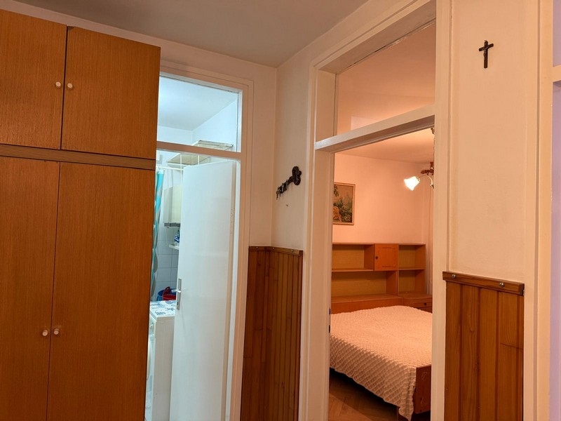 Előszoba, kilátással a hálószobára és a fürdőszobára