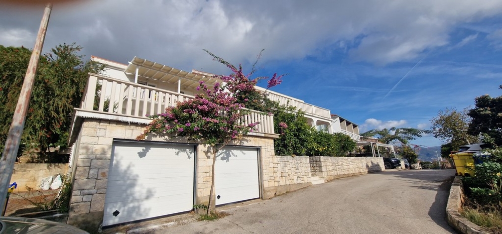 Garázs és ház kilátás virágokkal