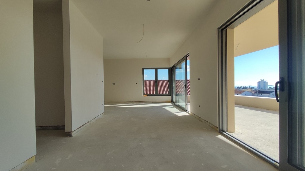 Világos nappali terasszal