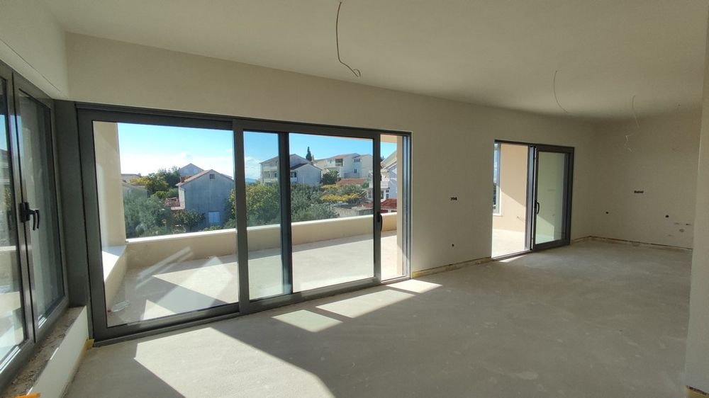 Nagy ablakfrontok, kilátással a zöldre