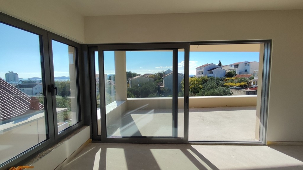 Terasz, környező ablakokkal