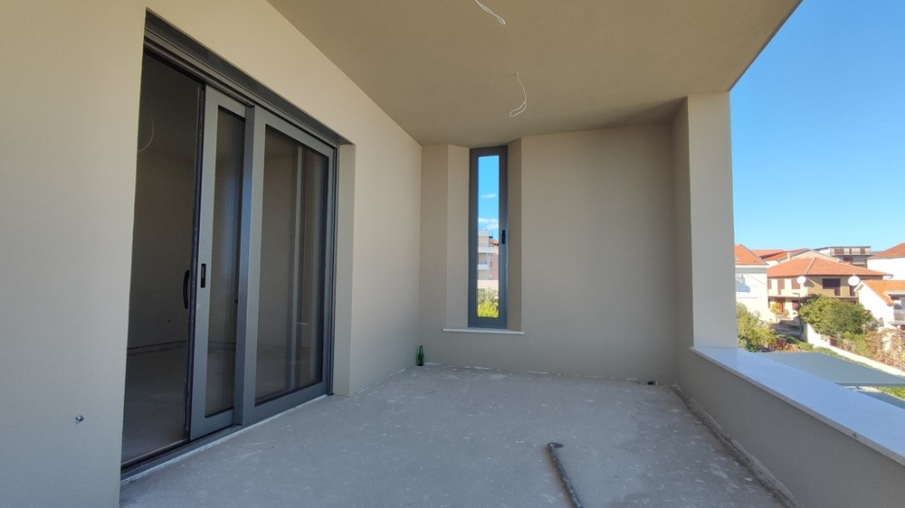 Fedett loggia tolóajtóval