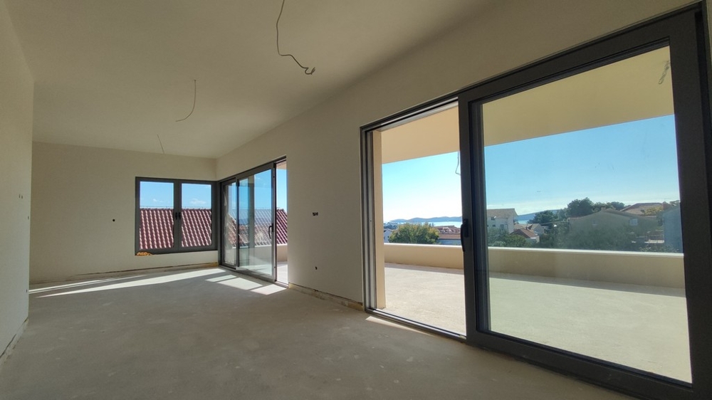 Nappali nagy ablakokkal