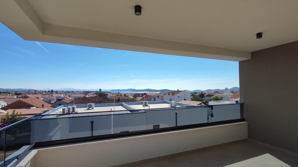 A teraszról széles kilátás nyílik a tetőkre és a tengerre