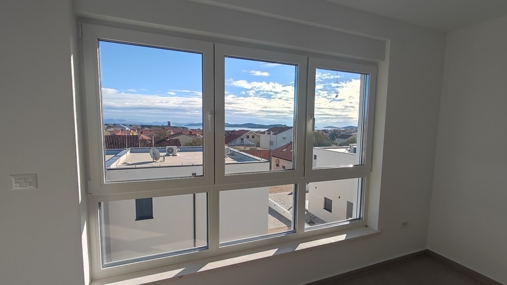 Tengerre néző ablak a nappaliban