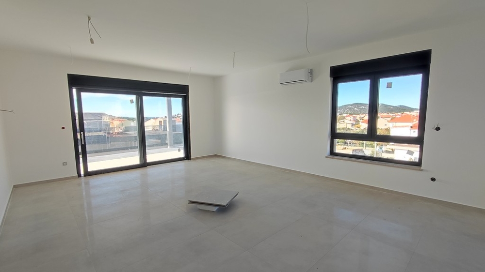 Két ablakos nappali és konyha előkészítése