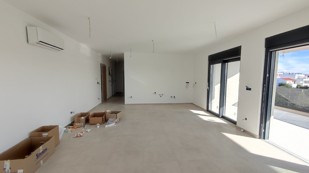 Terasz üvegkorláttal és kijárat a nappaliba