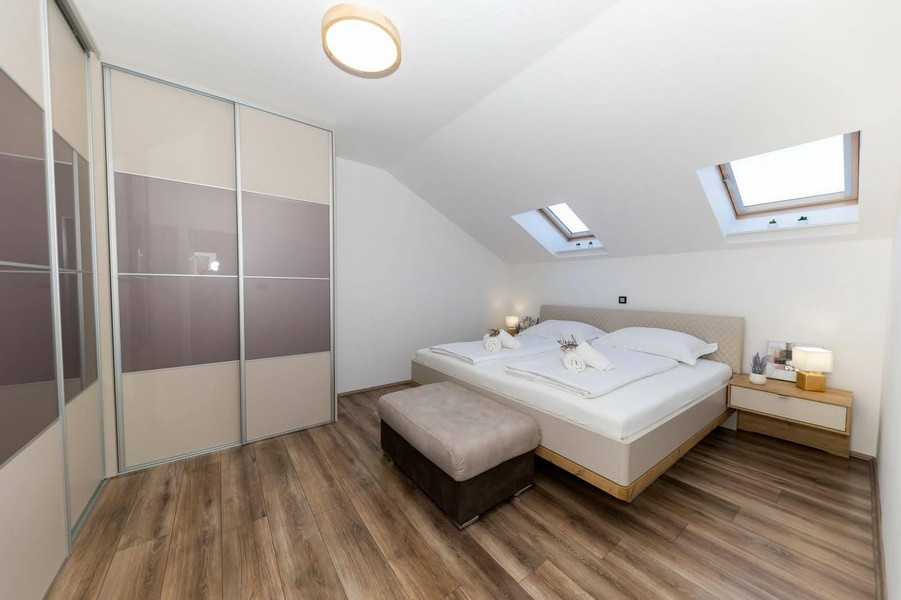 Világos hálószoba két tetőablakkal