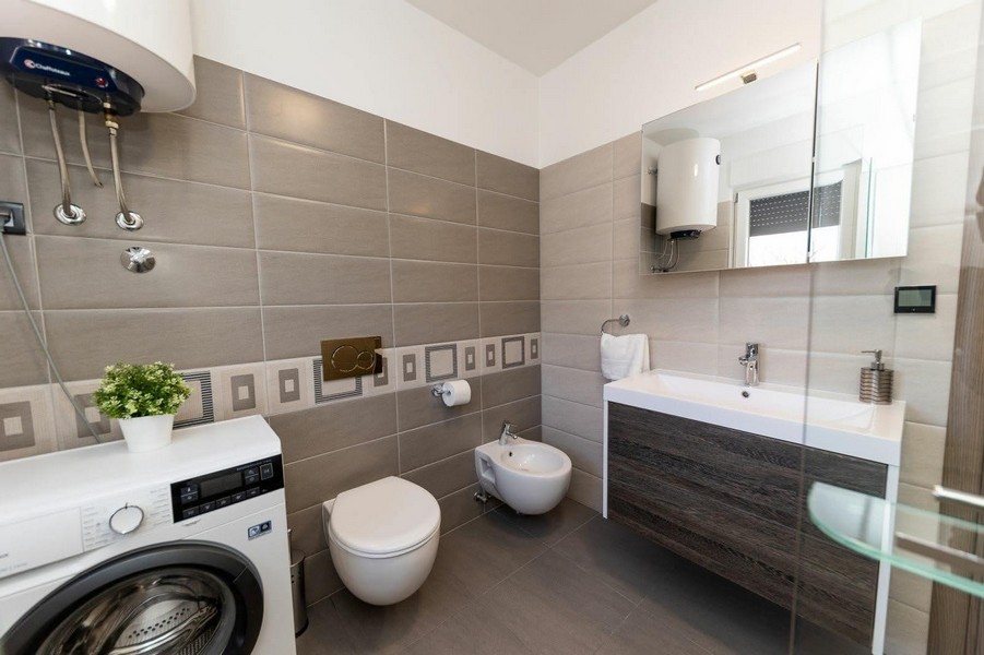 Fürdőszoba mosógéppel és zuhanyzóval