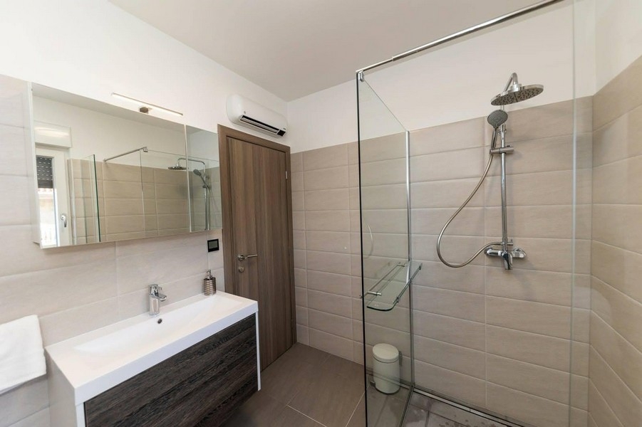 Fürdőszoba zuhanykabinnal