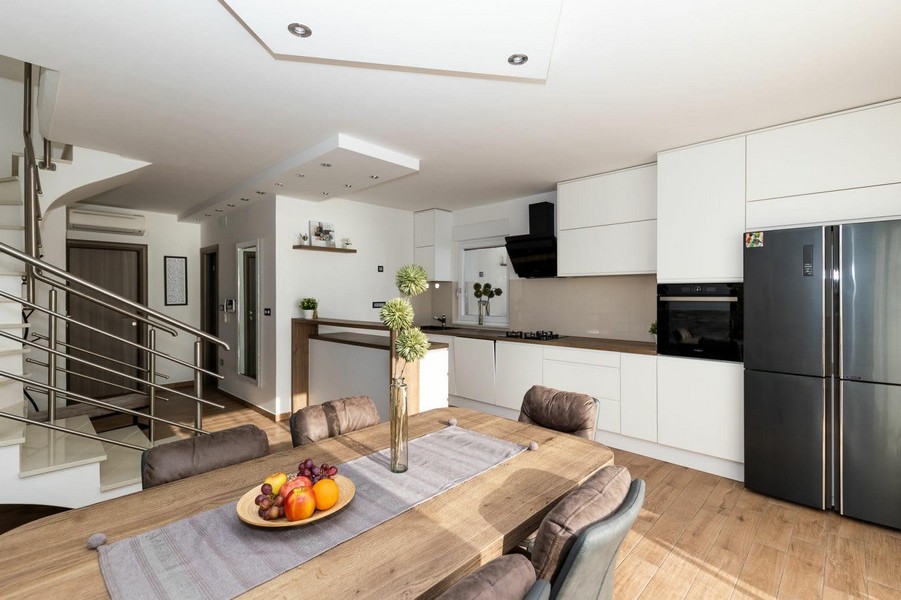 Modern konyha étkezővel és hozzáféréssel a lépcsőhöz