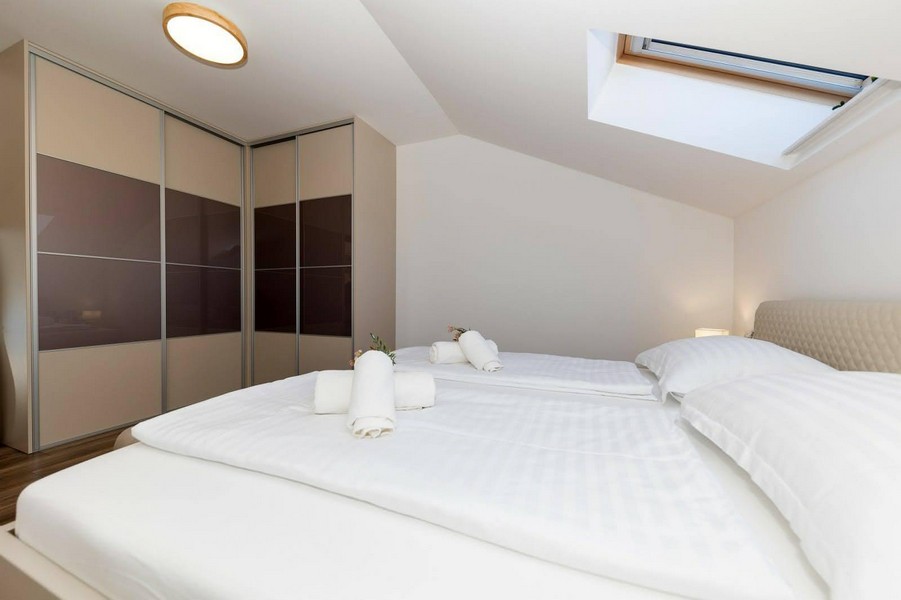 Hálószoba tetőablakkal és nagy gardróbbal