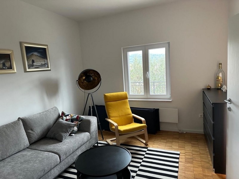 Nappali ablakkal és modern fotellel